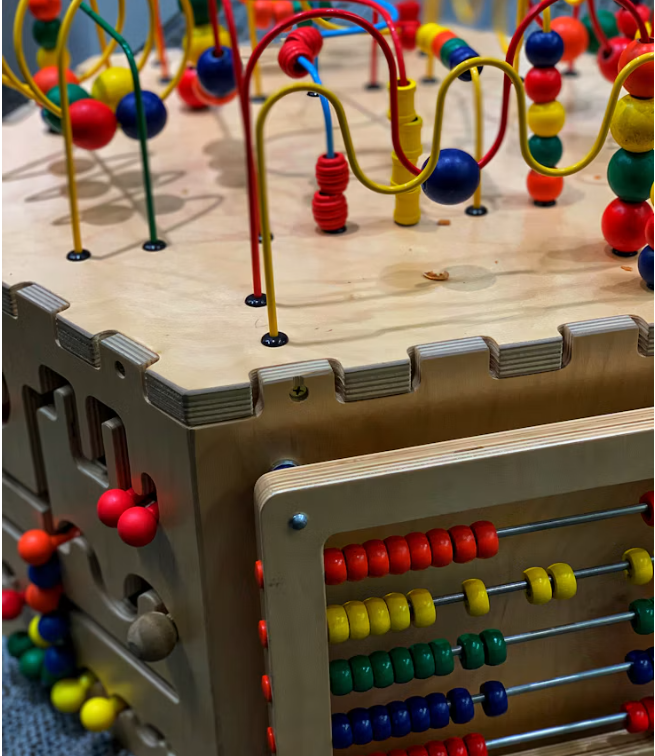 Tableau d'Activités Multicolore en Bois / Wooden Activity Bead Board